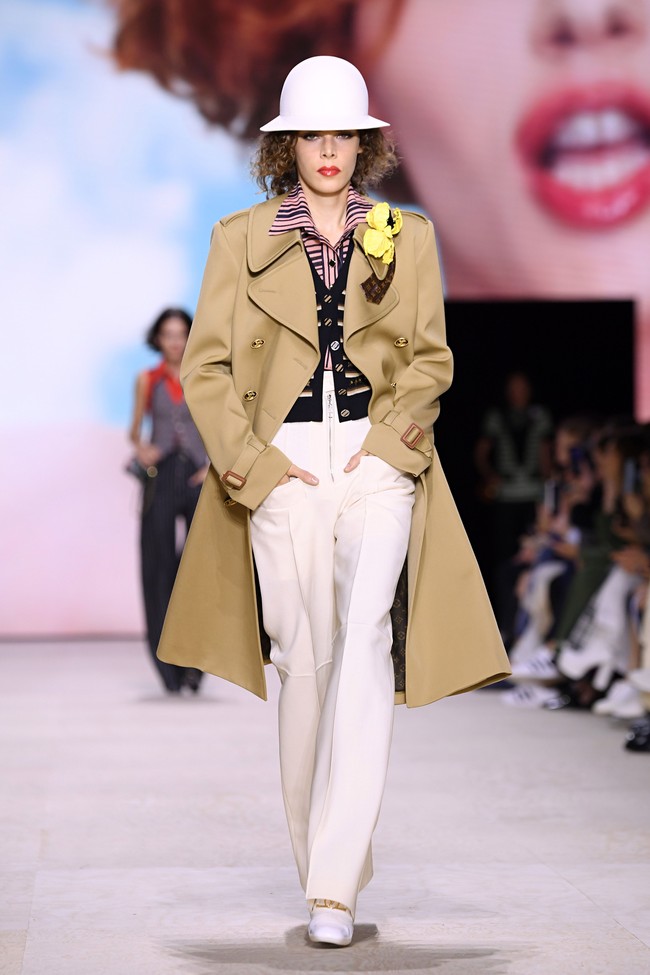 Fashion show Louis Vuitton di Paris Fashion Week, Selasa (1/10/2019) mempersembahkan koleksi busana yang terinspirasi abad ke-18 untuk musim semi 2020. (Photo by Pascal Le Segretain/Getty Images
