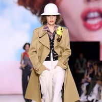 Fashion show Louis Vuitton di Paris Fashion Week, Selasa (1/10/2019) mempersembahkan koleksi busana yang terinspirasi abad ke-18 untuk musim semi 2020. (Photo by Pascal Le Segretain/Getty Images