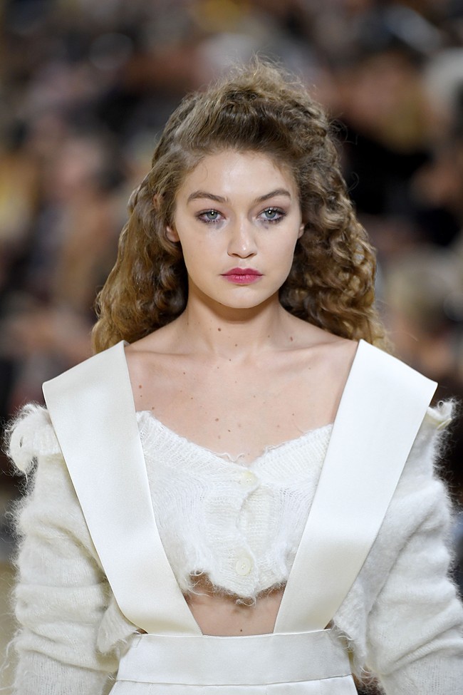 Pulasan makeup yang dikenakan oleh Gigi Hadid dalam peragaan busana oleh Miu-Miu di Paris Fashion Week Spring/Summer 2020 terlihat cukup sederhana. Yang membuatnya unik adalah bagian bawah matanya terlihat seperti memakai maskara yang luntur. Foto: Getty Images