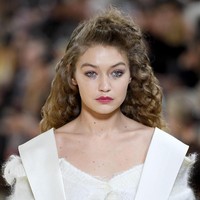 Pulasan makeup yang dikenakan oleh Gigi Hadid dalam peragaan busana oleh Miu-Miu di Paris Fashion Week Spring/Summer 2020 terlihat cukup sederhana. Yang membuatnya unik adalah bagian bawah matanya terlihat seperti memakai maskara yang luntur. Foto: Getty Images