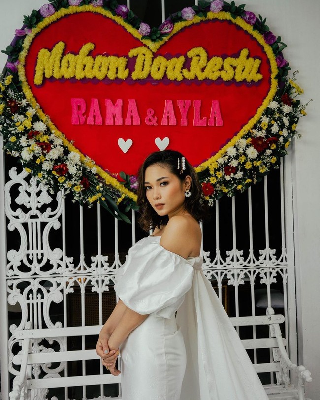 Sebelumnya Ayla juga sudah sering membagikan potret kemesraannya dengan mantan suami Niken Anjani tersebut. Ia pun mengunggah perjalan cinta mereka menuju pelaminan, mulai dari lamaran, pengajian, foto prewedding, hingga yang terakhir akad pernikahan. Foto: Instagram @ayladimitri