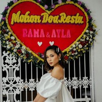 Sebelumnya Ayla juga sudah sering membagikan potret kemesraannya dengan mantan suami Niken Anjani tersebut. Ia pun mengunggah perjalan cinta mereka menuju pelaminan, mulai dari lamaran, pengajian, foto prewedding, hingga yang terakhir akad pernikahan. Foto: Instagram @ayladimitri