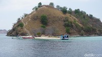 Hawa panas tak terasa meski mendera selama pendakian ke puncak Pulau Kelor. Terlihat pulau ini tak memiliki bangunan permanen (Ahmad Masaul Khoiri/detikcom)