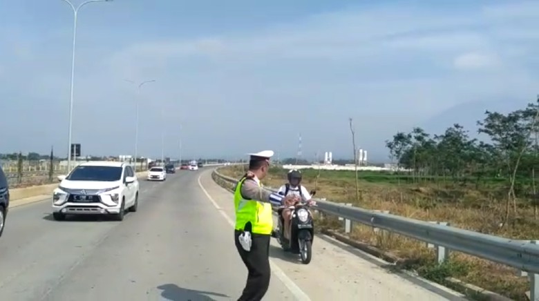 Ikuti Google Map, Bule Prancis yang Naik Motor Ini Nyasar Masuk Tol Ikuti Google Map, Bule Prancis yang Naik Motor Ini Nyasar Masuk Tol