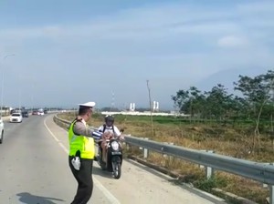 Ikuti Google Map, Bule Prancis yang Naik Motor Ini Nyasar Masuk Tol