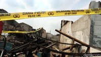 Saat ini garis polisi sudah dipasang di sekitar lokasi kebakaran.