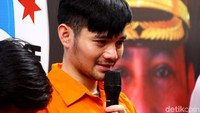 Pedangdut Daffa tak kuasa menahan air mata saat dihadirkan dalam rilis narkoba yang menjeratnya di Ditresnarkoba Polda Metro Jaya, Senin (7/10/2019).
