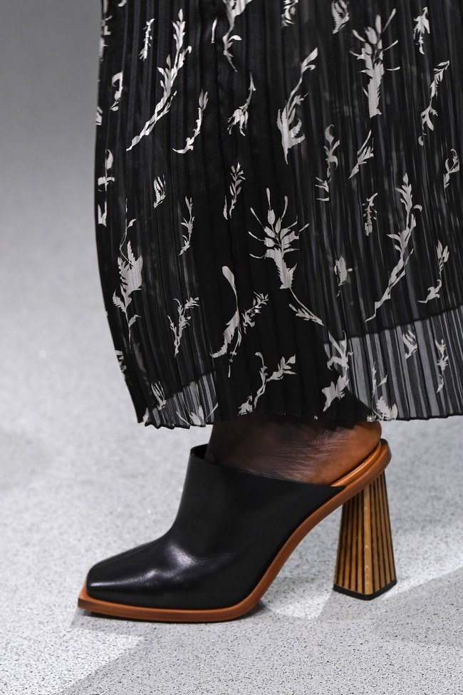 Selop bergaya ankle boots dengan hak kayu chunky yang arsitektural menjadi tawaran Givenchy untuk tren Spring-Summer 2020. (Foto: Getty Images)