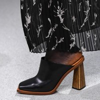 Selop bergaya ankle boots dengan hak kayu chunky yang arsitektural menjadi tawaran Givenchy untuk tren Spring-Summer 2020. (Foto: Getty Images)