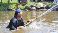 Tradisi ini merupakan puncak kesadaran terhadap lingkungan alam, upacara ini dilakukan agar air tak dikuasai oleh pengusaha, ujar budayawan Cihideung, Mas Nanu Muda (Yudha Maulana/detikcom)