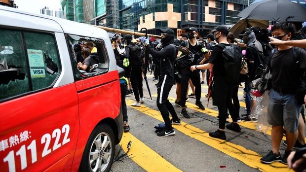 Massa merusak taksi yang menabrak kerumunan demonstran di Hong Kong
