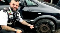 Anggota polisi Derbyshire memperlihatkan ban yang benjol. Ban yang benjol biasanya terjadi karena kawat baja penahan ban sudah putus akibat ban membentur lubang cukup keras. Awas jangan salfok dengan tatonya pak polisi.