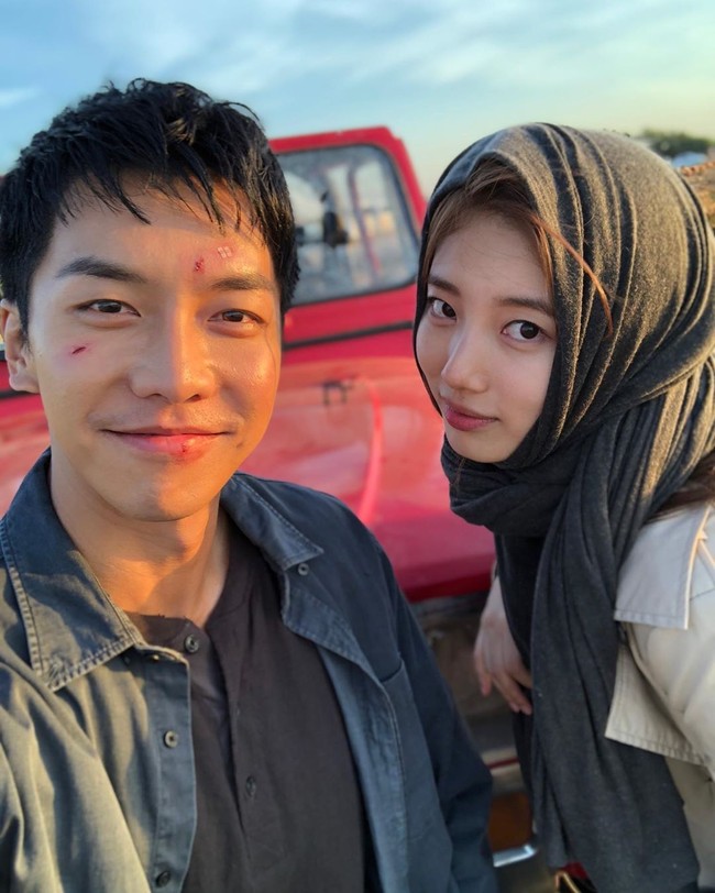 Momen itu pun bukan menjadi yang pertama kalinya bagi Suzy dan Seung Gi. Sebelumnya mereka juga pernah beradegan mesra di serial Gu Family Book. Foto: Instagram Bae Suzy