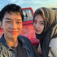 Momen itu pun bukan menjadi yang pertama kalinya bagi Suzy dan Seung Gi. Sebelumnya mereka juga pernah beradegan mesra di serial Gu Family Book. Foto: Instagram Bae Suzy