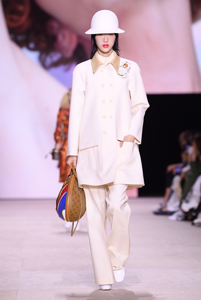 Fashion show Louis Vuitton di Paris Fashion Week, Selasa (1/10/2019) mempersembahkan koleksi busana yang terinspirasi abad ke-18 untuk musim semi 2020. (Photo by Pascal Le Segretain/Getty Images