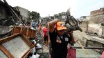 Warga Taman Sari Bersihkan Puing-puing Sisa Kebakaran