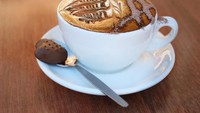 Cafe Mocha - Karena jenis kopi ini mengandung coklat, jadi secangkir cafe mocha mengandung 197 kalori. Jika cafe mocha dibeli dari coffee shop kandungan kalorinya bahkan lebih banyak.Walaupun itu mengandung susu rendah lemak, kalori yang terkandung bisa mencapai 250 kalori. Foto: iStock/istimewa