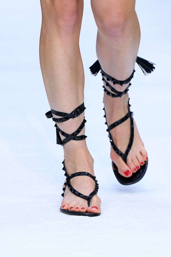 Sendal bergaya gladiator muncul di koleksi Valentino. Tentunya dihiasi dengan dekorasi stud-nya yang khas. (Foto: Getty Images)
