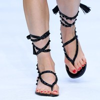 Sendal bergaya gladiator muncul di koleksi Valentino. Tentunya dihiasi dengan dekorasi stud-nya yang khas. (Foto: Getty Images)