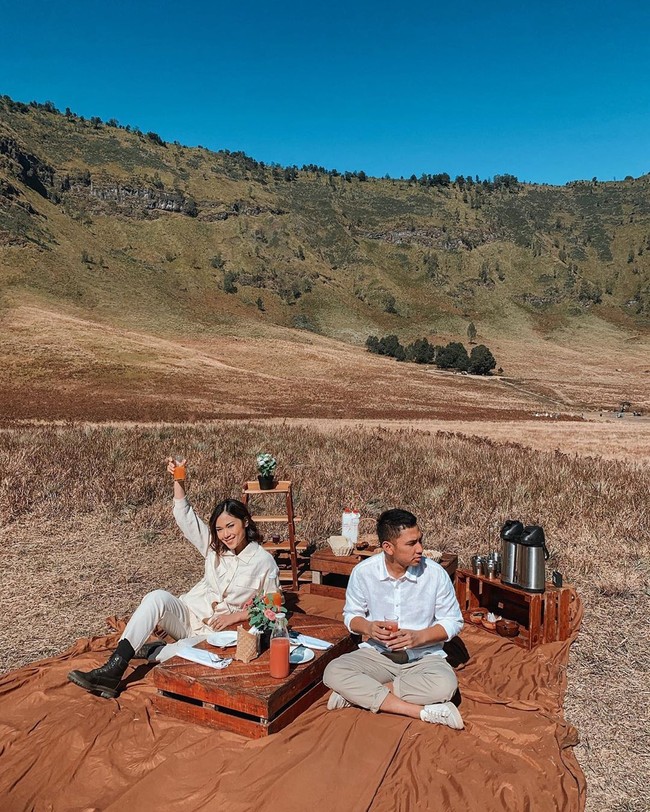 Sebelumnya Ayla pernah curhat mengenai dirinya yang menikah di usia 33 tahun. Sempat merasa tertekan, Ayla pun mengingatkan kepada para wanita lainnya bahwa jodoh akan datang di waktu yang tepat. Foto: Instagram @ayladimitri