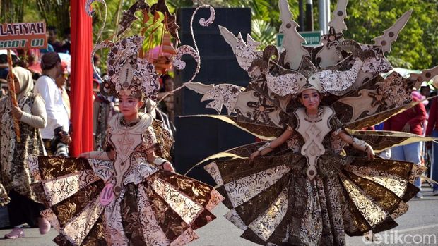 Pekalongan Batik Carnival 2019 digelar di Kota Pekalongan, Minggu (6/10/2019) sore. Tema karnaval tahun ini adalah biota laut.