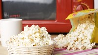  Microwave Popcorn - Popcorn instan yang Anda beli dari toko mengandung lemak trans dan garam yang tinggi. Biasanya popcorn dibungkus kemasan dan dipanggang dalam oven microwave. Foto: iStock