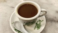 Kopi O - Mungkin kamu berpikir kamu aman saat memesan kopi O? Tapi faktanya tidak begitu, karena kebanyakan coffee shop akan menambahkan gula ke dalam secangkir kopi O, dan membuat kopi O mengandung sebanyak 85 kalori. Foto: iStock/istimewa