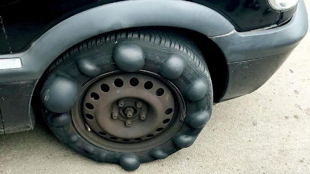 Pengemudi mobil ini menggunakan ban yang tidak layak pakai. Di bagian dinding luarnya sudah banyak benjolan, bahkan hingga mencapai 15 benjolan.