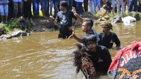 Suka cita berubah menjadi agak mistis ketika sasapian digelar. Beberapa pemuda tampak memainkan kuda lumping dan barongsai sapi dengan liar (Yudha Maulana/detikcom)