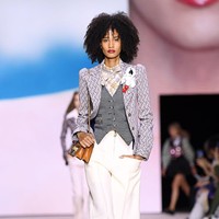 Fashion show Louis Vuitton di Paris Fashion Week, Selasa (1/10/2019) mempersembahkan koleksi busana yang terinspirasi abad ke-18 untuk musim semi 2020. (Photo by Pascal Le Segretain/Getty Images.