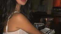 Ternyata Rojean Kar merupakan model seksi yang tak kalah seksi dari Kylie Jenner. Posenya selalu menggoda apalagi saat kulineran. Foto: Instagram @yungsweetro
