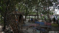 Tempat itu bernama Hutan Bambu yang terletak di pinggir Kali Bekasi RT 4 RW 26, Kelurahan Margahayu, Kecamatan Bekasi Timur, Kota Bekasi.
