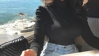 Lagi-lagi berada di pantai, Rojean manfaatkan dengan makan salad buah berry. Foto: Instagram @yungsweetro
