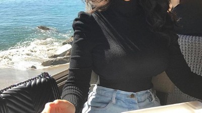 Momen Kulineran Rojean Kar, Model Seksi Selingkuhan Travis Scott