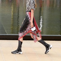 Longchamp menghadirkan sneakers bergaya boots dalam nuansa futuristik untuk 2020. (Foto: Getty Images)