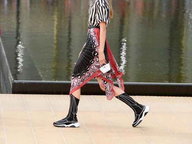 Longchamp menghadirkan sneakers bergaya boots dalam nuansa futuristik untuk 2020. (Foto: Getty Images)