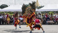 Prajurit TNI AL menampilkan kesenian Reog Ponorogo saat melakukan kirab di Kota Yangon, Myanmar, Minggu (6/10/2019).