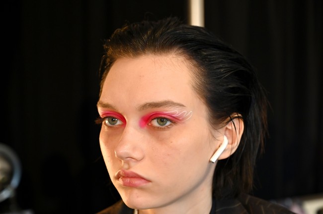 Dalam New York Fashion Week Spring 2020, Anna Sui menampilkan makeup mata yang cukup unik. Makeup hasil karya Pat McGrath tersebut menampilkan riasan mata dengan eyeliner putih yang dibentuk seperti layaknya sayap. Untuk warna fuschianya sendiri McGrath menggunakan lipstik yang kemudian dibaurkan. Foto: Getty Images