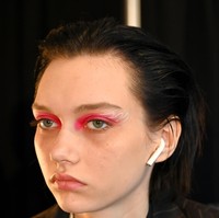 Dalam New York Fashion Week Spring 2020, Anna Sui menampilkan makeup mata yang cukup unik. Makeup hasil karya Pat McGrath tersebut menampilkan riasan mata dengan eyeliner putih yang dibentuk seperti layaknya sayap. Untuk warna fuschianya sendiri McGrath menggunakan lipstik yang kemudian dibaurkan. Foto: Getty Images