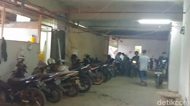 Suasana bangunan tempat para pekerja proyek