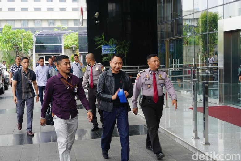 Foto: Bupati Lampung Utara Agung Ilmu Mangkunegara (jaket hitam) tiba di KPK. (Ibnu-detikcom) Foto: Bupati Lampung Utara Agung Ilmu Mangkunegara (jaket hitam) tiba di KPK. (Ibnu-detikcom)