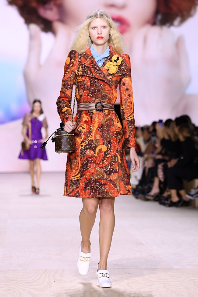 Fashion show Louis Vuitton di Paris Fashion Week, Selasa (1/10/2019) mempersembahkan koleksi busana yang terinspirasi abad ke-18 untuk musim semi 2020. (Photo by Pascal Le Segretain/Getty Images.