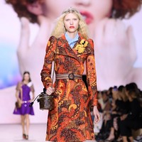 Fashion show Louis Vuitton di Paris Fashion Week, Selasa (1/10/2019) mempersembahkan koleksi busana yang terinspirasi abad ke-18 untuk musim semi 2020. (Photo by Pascal Le Segretain/Getty Images.
