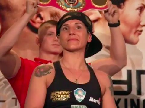 Petinju Wanita Dunia Bikin Heboh, Ditampar Setelah Mendadak Cium Bibir Lawan