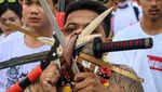 Foto: Festival Vegetarian dan Tusuk Pedang di Pipi
