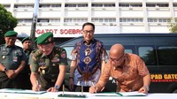 Presiden Direktur Astra Prijono Sugiarto (tengah) menyaksikan penandatanganan Berita Acara Serah Terima oleh Kepala RSPAD Gatot Soebroto Dr. dr. Terawan Agus Putranto Sp.Rad. (kiri) dan Chief of Corporate Affairs Astra Pongki Pamungkas (kanan). Istimewa/Dok. Astra.