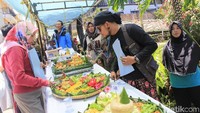 Tampak beberapa sesepuh memberikan makanan sesajen yang berada di atas cecempet. Masyarakat adat setempat meyakini, jika sesajen itu berfungsi untuk mengundang makhluk halus untuk merasuki pelaku upacara (Yudha Maulana/detikcom)