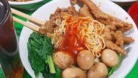  Kalau mau lebih lengkap bisa tambah bakso atau pesan tambahan ceker supaya makannya lebih puas. Foto : Instagram @kulinerjabodetabek Foto: Instagram