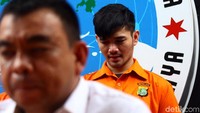 Daffa pun nampak menunduk tak mampu menahan kesedihannya usai terciduk mengenakan narkoba.