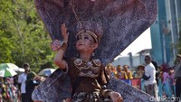 Aksi salah satu peserta saat mengikuti karnaval dari Stadion Keraton ke Jalan Pemuda Kota Pekalongan.